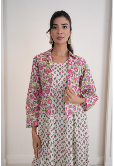 فستان أنيق واسع مع جاكيت قصير مزين بنقوش فستان أنيق واسع مع جاكيت قصير مزين بنقوش