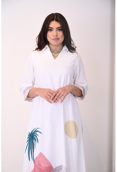 جلابية واسعة بطبعات فنية وأكمام أنيقة