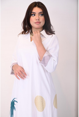 جلابية واسعة بطبعات فنية وأكمام أنيقة