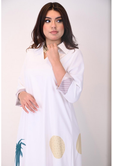 جلابية واسعة بطبعات فنية وأكمام أنيقة