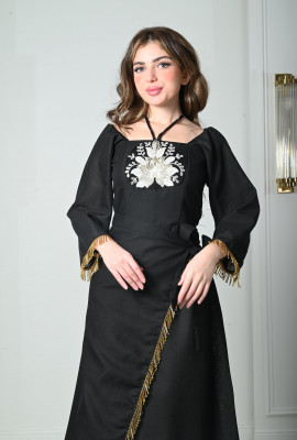 فستان نسائي بقصة ملفوفة وتطريز فخم