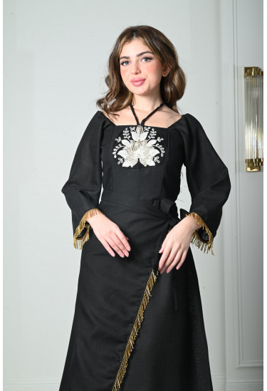 فستان نسائي بقصة ملفوفة وتطريز فخم