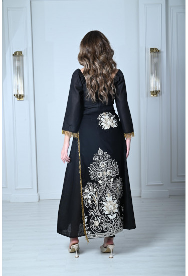 فستان نسائي بقصة ملفوفة وتطريز فخم