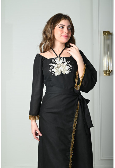 فستان نسائي بقصة ملفوفة وتطريز فخم