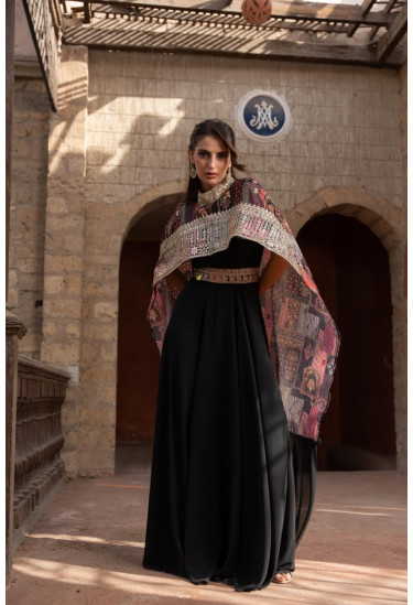فستان أسود ملكي بلمسات تراثية فستان أسود ملكي بلمسات تراثية