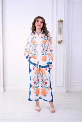 طقم نسائي صيفي أنيق بطبعات زهرية وقماش خفيف