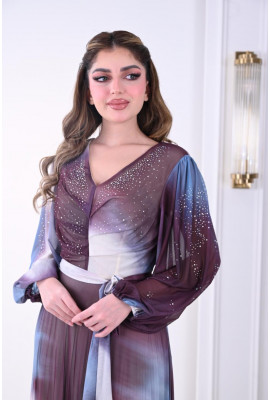 فستان سهرة انسيابي بتصميم عصري ولمسات براقة