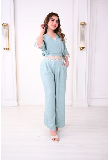 جمبسوت نسائي بأكمام واسعة وتطريز ملون جمبسوت نسائي بأكمام واسعة وتطريز ملون