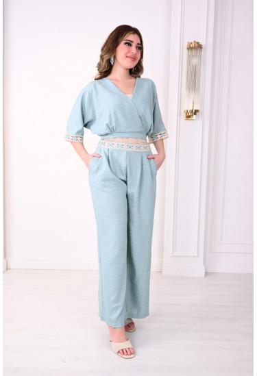 جمبسوت نسائي بأكمام واسعة وتطريز ملون جمبسوت نسائي بأكمام واسعة وتطريز ملون