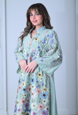 جلابية نسائية بتطريز من الزهور الملونة جلابية نسائية بتطريز من الزهور الملونة
