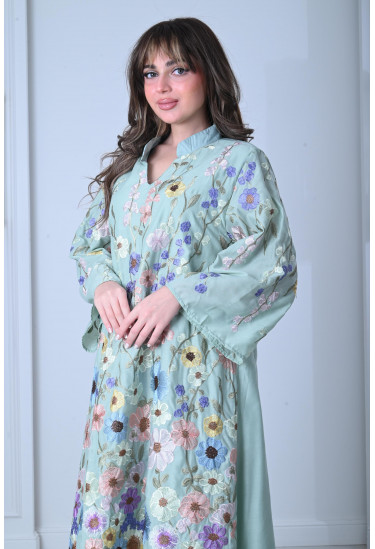 جلابية نسائية بتطريز من الزهور الملونة جلابية نسائية بتطريز من الزهور الملونة