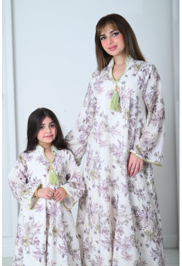 جلابية نسائية مع نقوش من الأزهار