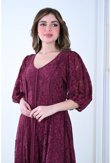 فستان دانتيل أنيق بأكمام واسعة وتصميم واسع 