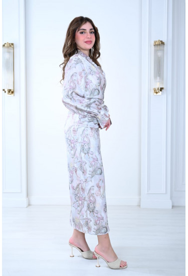 فستان بطبعات أنيقة بقصة ملفوفة وتصميم عصري