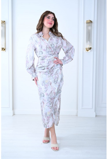 فستان بطبعات أنيقة بقصة ملفوفة وتصميم عصري