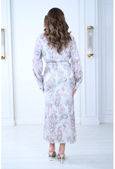 فستان بطبعات أنيقة بقصة ملفوفة وتصميم عصري