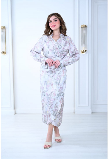 فستان بطبعات أنيقة بقصة ملفوفة وتصميم عصري