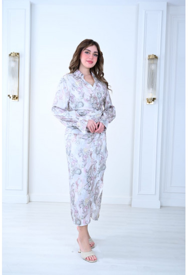 فستان بطبعات أنيقة بقصة ملفوفة وتصميم عصري