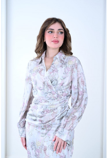 فستان بطبعات أنيقة بقصة ملفوفة وتصميم عصري