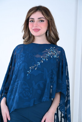 طقم نسائي بتصميم كاب أنيق وتطريز لامع