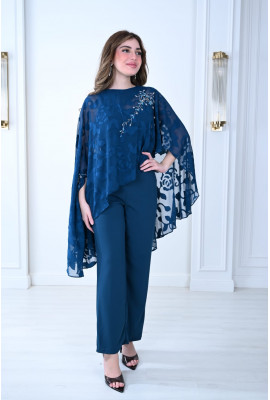 طقم نسائي بتصميم كاب أنيق وتطريز لامع