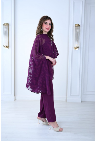 طقم نسائي بتصميم كاب أنيق وتطريز لامع طقم نسائي بتصميم كاب أنيق وتطريز لامع