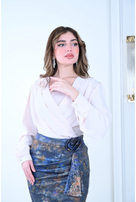 طقم مميز تنورة ميتاليك مع بلوزة كروس بأكمام واسعة