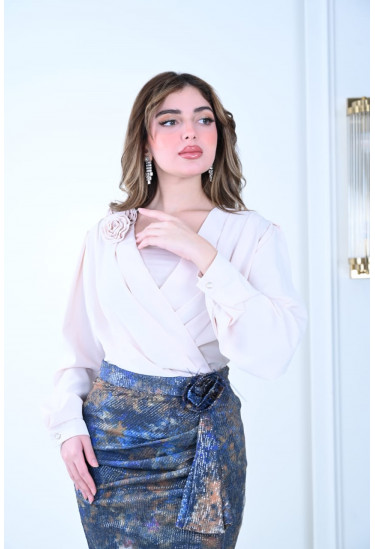 طقم مميز تنورة ميتاليك مع بلوزة كروس بأكمام واسعة