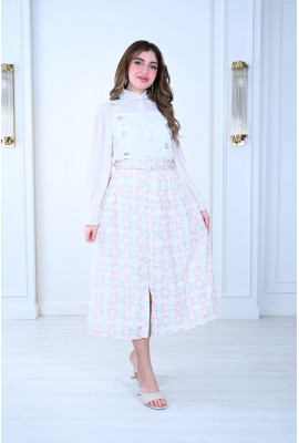 تنورة منقوشة بالورود مع بلوزة مزينة بالكريستال 