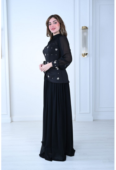 فستان أنيق بلمسات كريستالية وأكمام شفافة فستان أنيق بلمسات كريستالية وأكمام شفافة