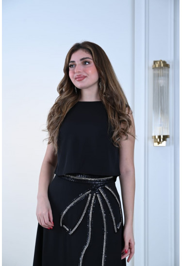 طقم راقي بتفاصيل ذهبية فاخرة