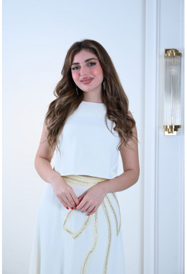 طقم راقي بتفاصيل ذهبية فاخرة