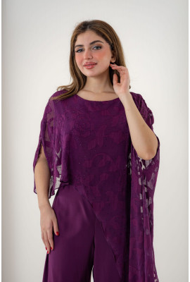 طقم فاخر بتصميم أنيق وطبقة شفافة مطرزة