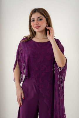 طقم فاخر بتصميم أنيق وطبقة شفافة مطرزة