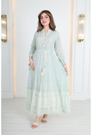 فستان صيفي طويل بتطريز أنيق ورباط خصر