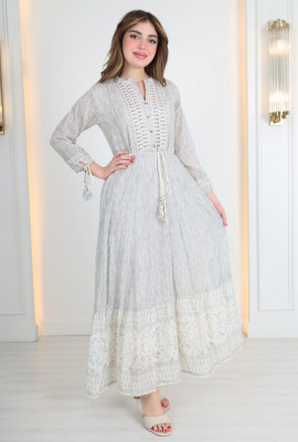 فستان صيفي طويل بتطريز أنيق ورباط خصر