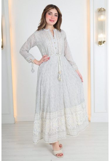 فستان صيفي طويل بتطريز أنيق ورباط خصر