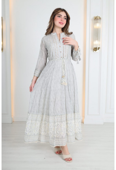 فستان صيفي طويل بتطريز أنيق ورباط خصر