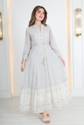 فستان صيفي طويل بتطريز أنيق ورباط خصر