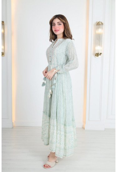 فستان صيفي طويل بتطريز أنيق ورباط خصر