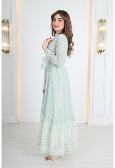 فستان صيفي طويل بتطريز أنيق ورباط خصر