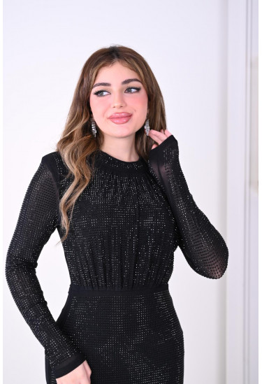 فستان نسائي لامع بأطلالة أنيقة 