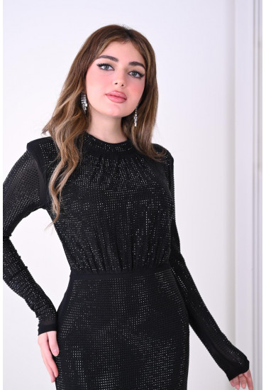 فستان نسائي لامع بأطلالة أنيقة 