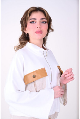 طقم نسائي أنيق واسع مع لمسات عصرية