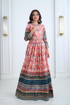 فستان طويل مزين بنقوشات من الزهور