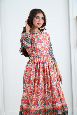 فستان طويل مزين بنقوشات من الزهور