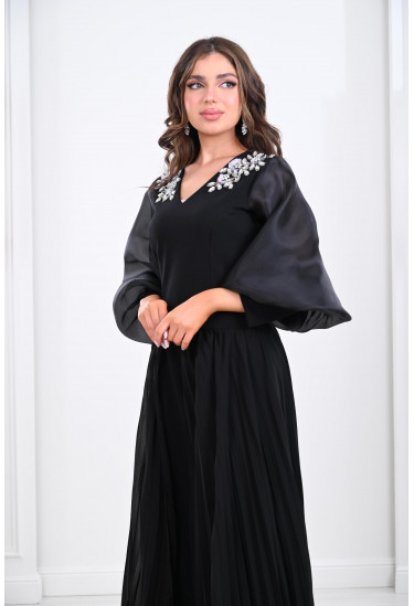 فستان طويل بأكمام طوبلة منفوخة