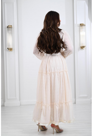 فستان نسائي بطبقات متعددة