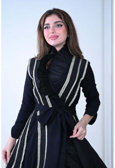 فستان ملكي بتصميم أنيق مع ياقة عالية وكشكش