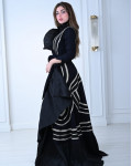 فستان ملكي بتصميم أنيق مع ياقة عالية وكشكش